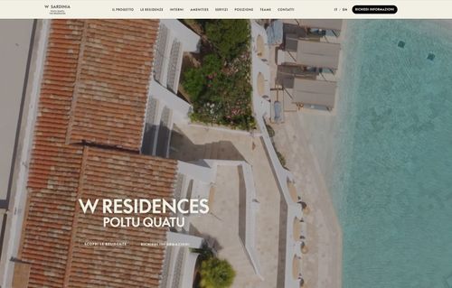 Pagina di apertura del sito W Residences Poltu Quatu, con la veduta aerea delle residenze sul mare